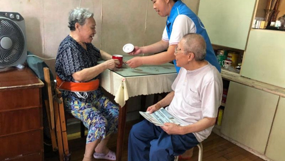 上海杨浦平凉路一栋老楼房内，家政人员为老人提供服务。
